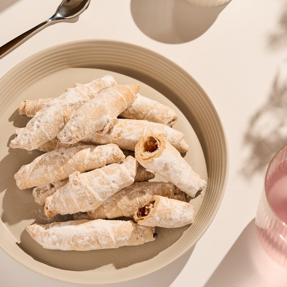 Biscuite cornulețe cu măr și scorțișoară, kg